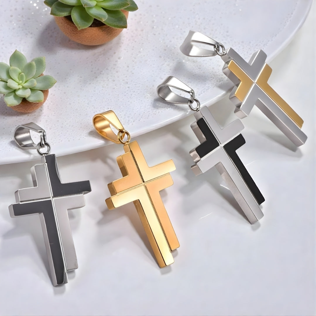 Collier homme pendentif croix IRREGULIERE JUMELEE presentation quatre variantes table blanche