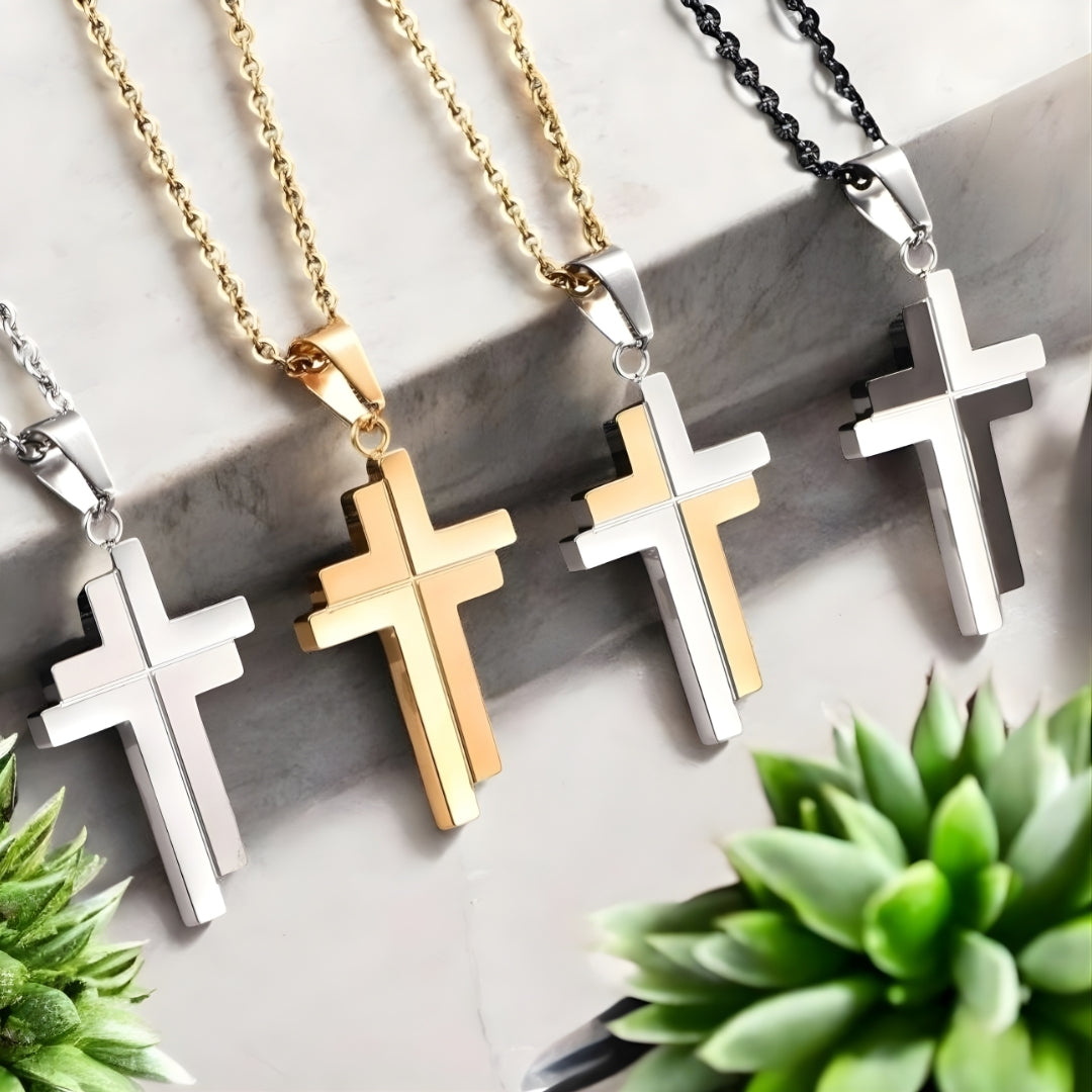 Collier homme pendentif croix IRREGULIERE JUMELEE presentation quatre variantes table blanche plantes