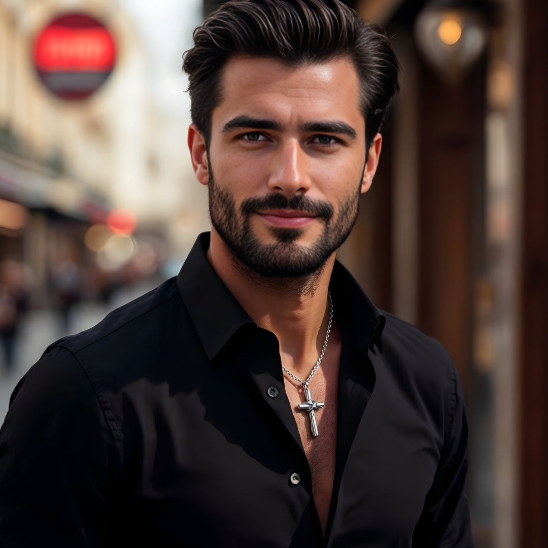 Collier homme, pendentif croix "Indomptable argent chemise noire rue de Paris