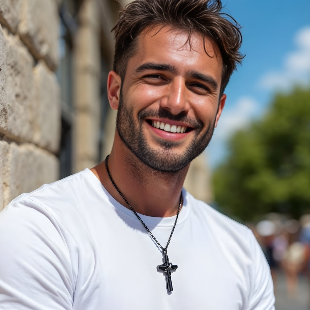 Collier homme, pendentif croix "Indomptable" noire t shirt blanc