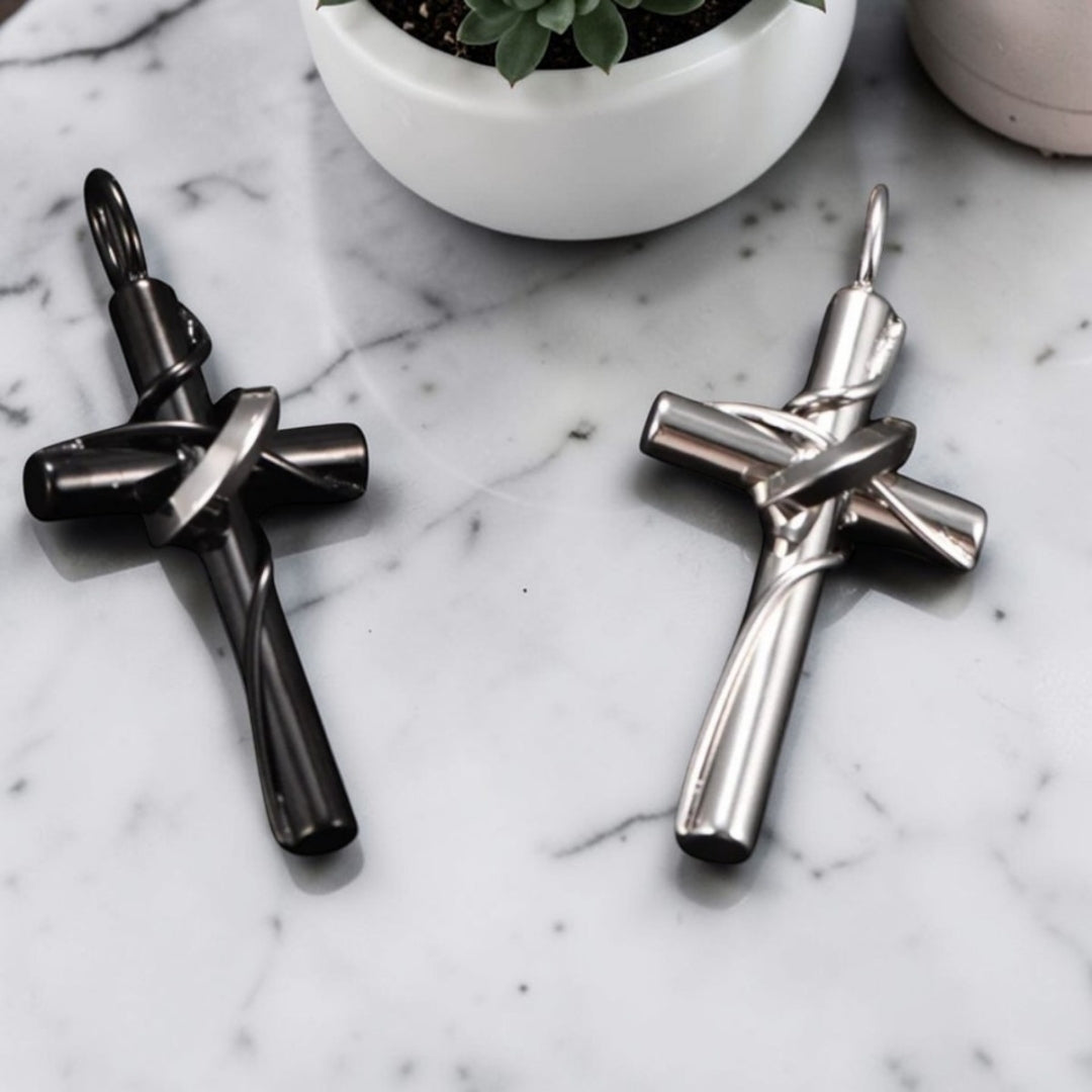 Collier homme, pendentif croix "Indomptable presentation marbre variantes grandes