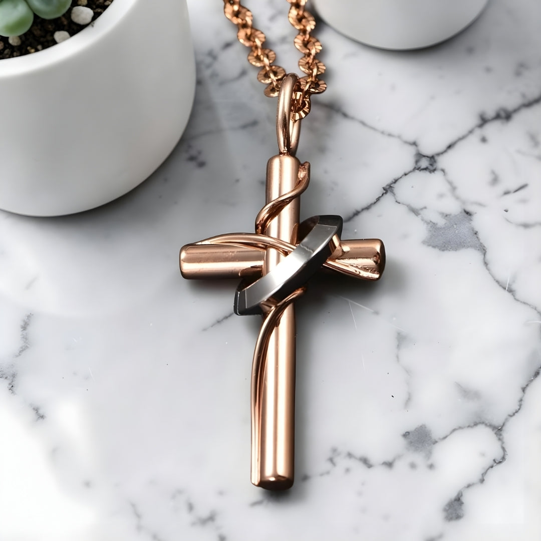 Collier homme, pendentif croix "Indomptable presentation marbre variantes or rose petite