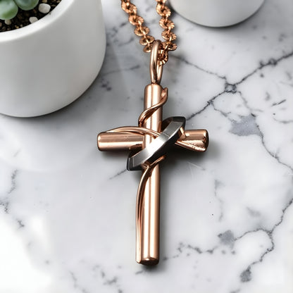 Collier homme, pendentif croix "Indomptable presentation marbre variantes or rose petite