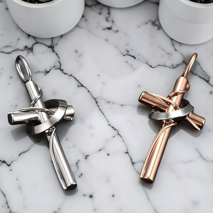 Collier homme, pendentif croix "Indomptable presentation marbre variantes petites