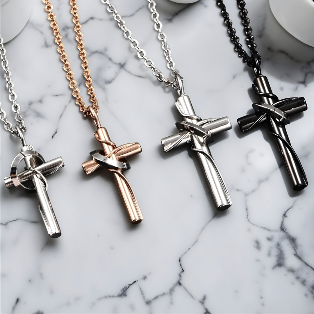 Collier homme, pendentif croix "Indomptable" quatre variantes presentation table marbre 