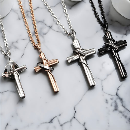 Collier homme, pendentif croix "Indomptable" quatre variantes presentation table marbre 