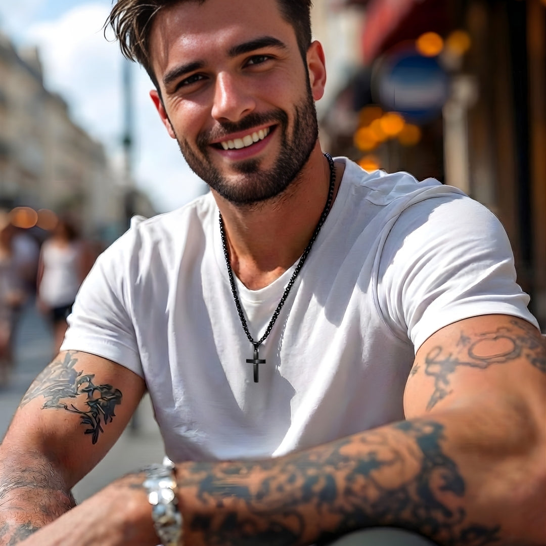Collier homme pendentif croix L'Absolu incurvée noir t shirt blanc tatouages