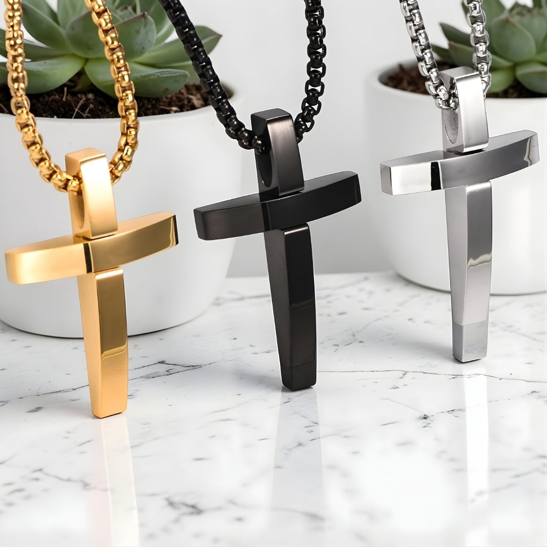 Collier homme pendentif croix L'Absolu incurvée trois variantes dore argent noir table marbre 