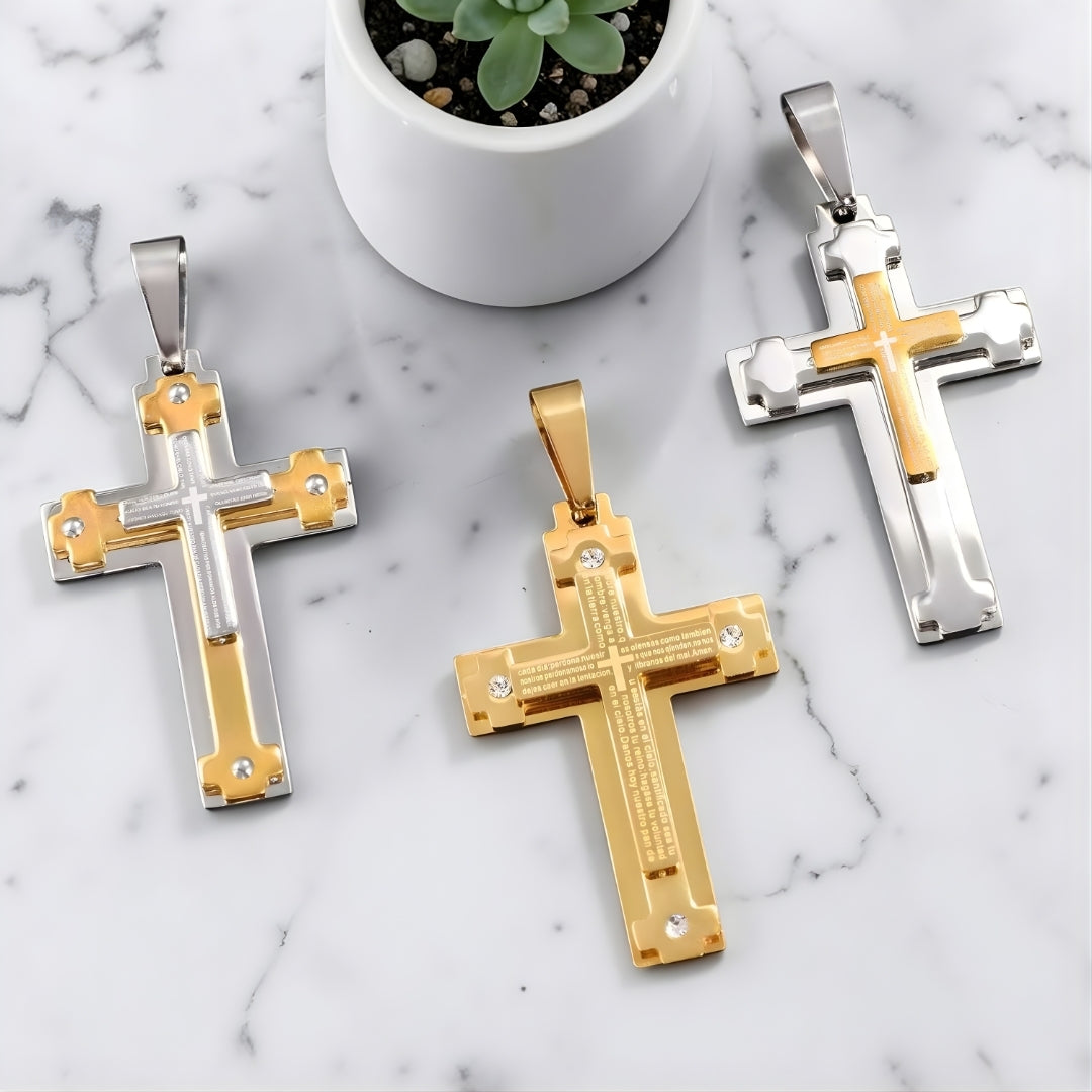 Collier homme, pendentif croix L'Architecte de Foi argent dore bicolore table marbre