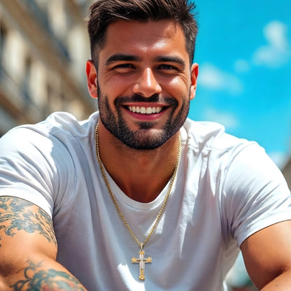 Collier homme, pendentif croix L'Architecte de Foi argent dore shirt blanc