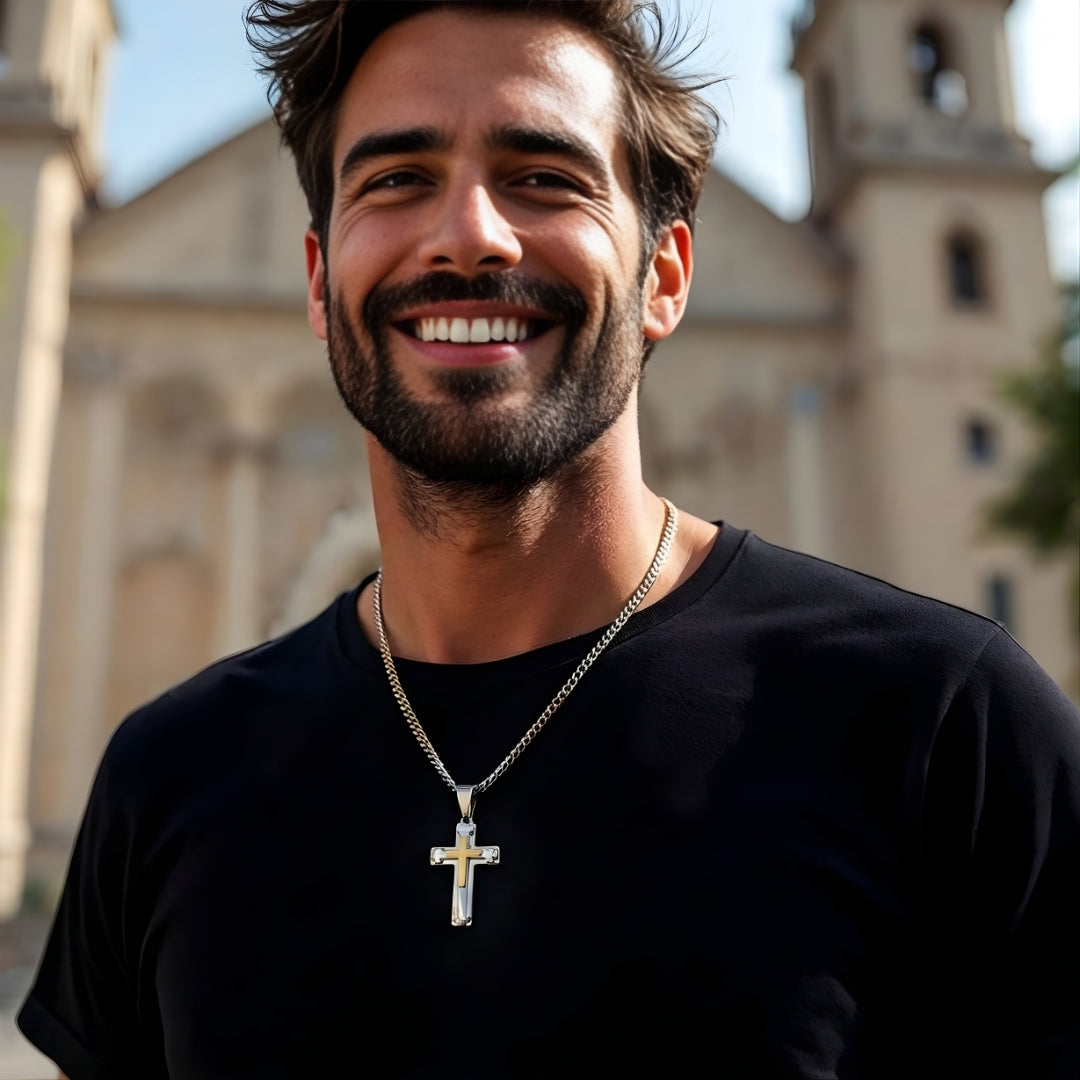 Collier homme, pendentif croix L'Architecte de Foi argent dore t shirt noir eglise