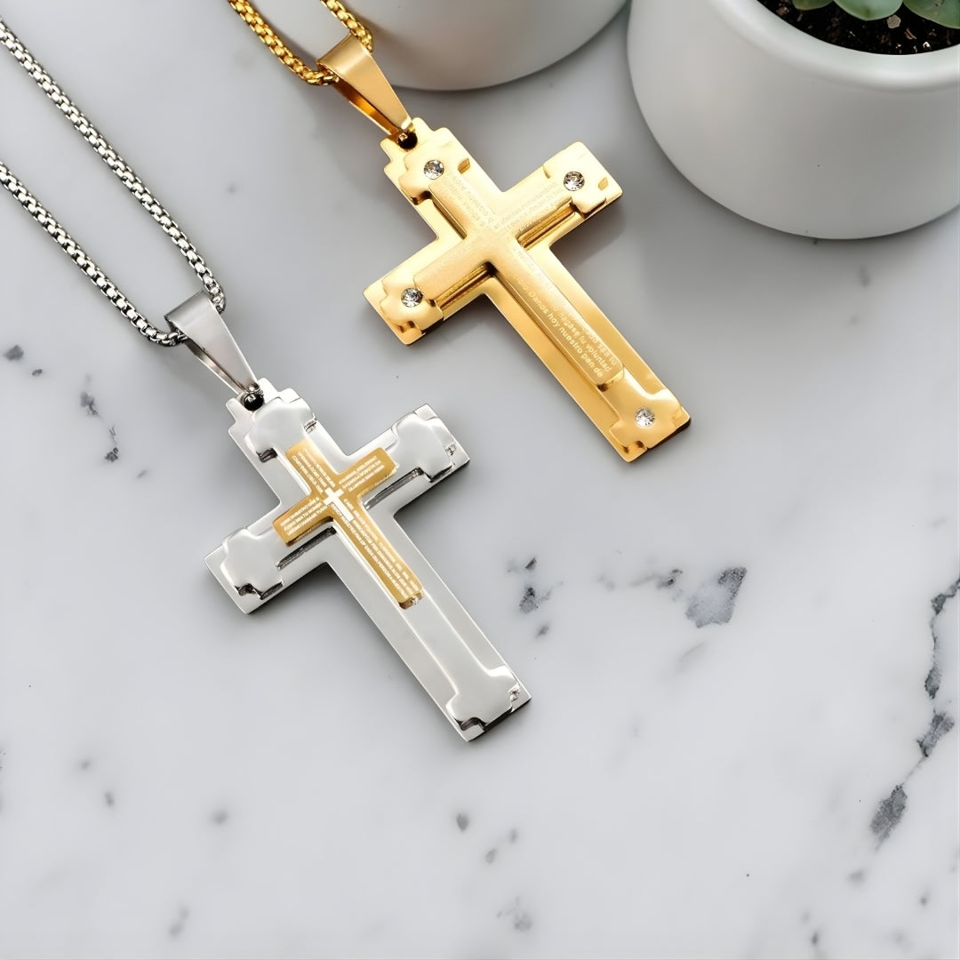 Collier homme, pendentif croix L'Architecte de Foi dore bicolore table marbre angle chaine