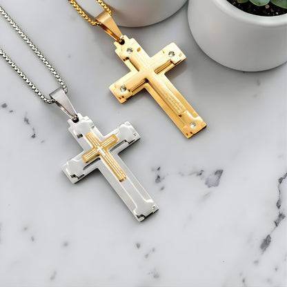 Collier homme, pendentif croix L'Architecte de Foi dore bicolore table marbre angle chaine