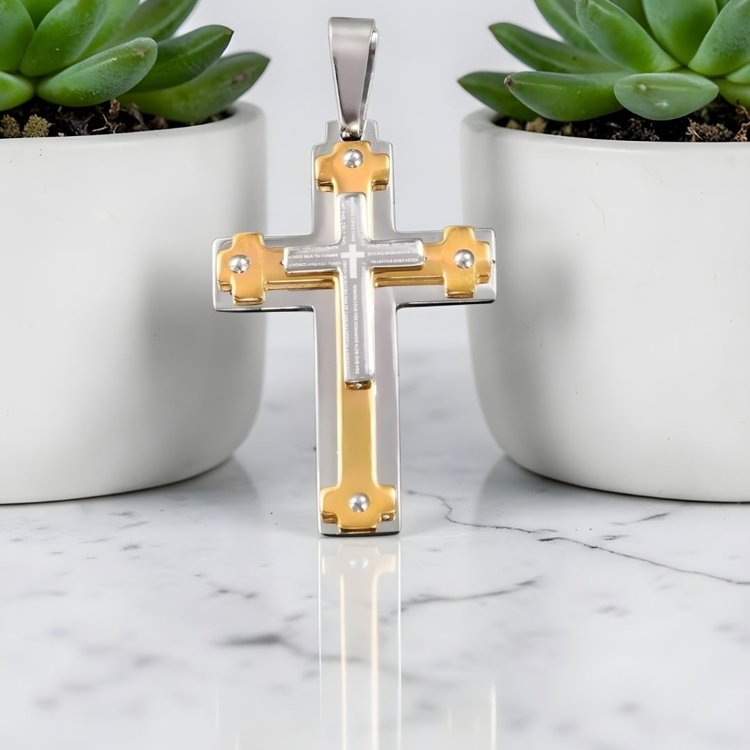 Collier homme, pendentif croix L'Architecte de Foi dore bicolore table marbre variante