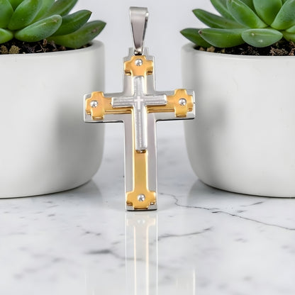 Collier homme, pendentif croix L'Architecte de Foi dore bicolore table marbre variante