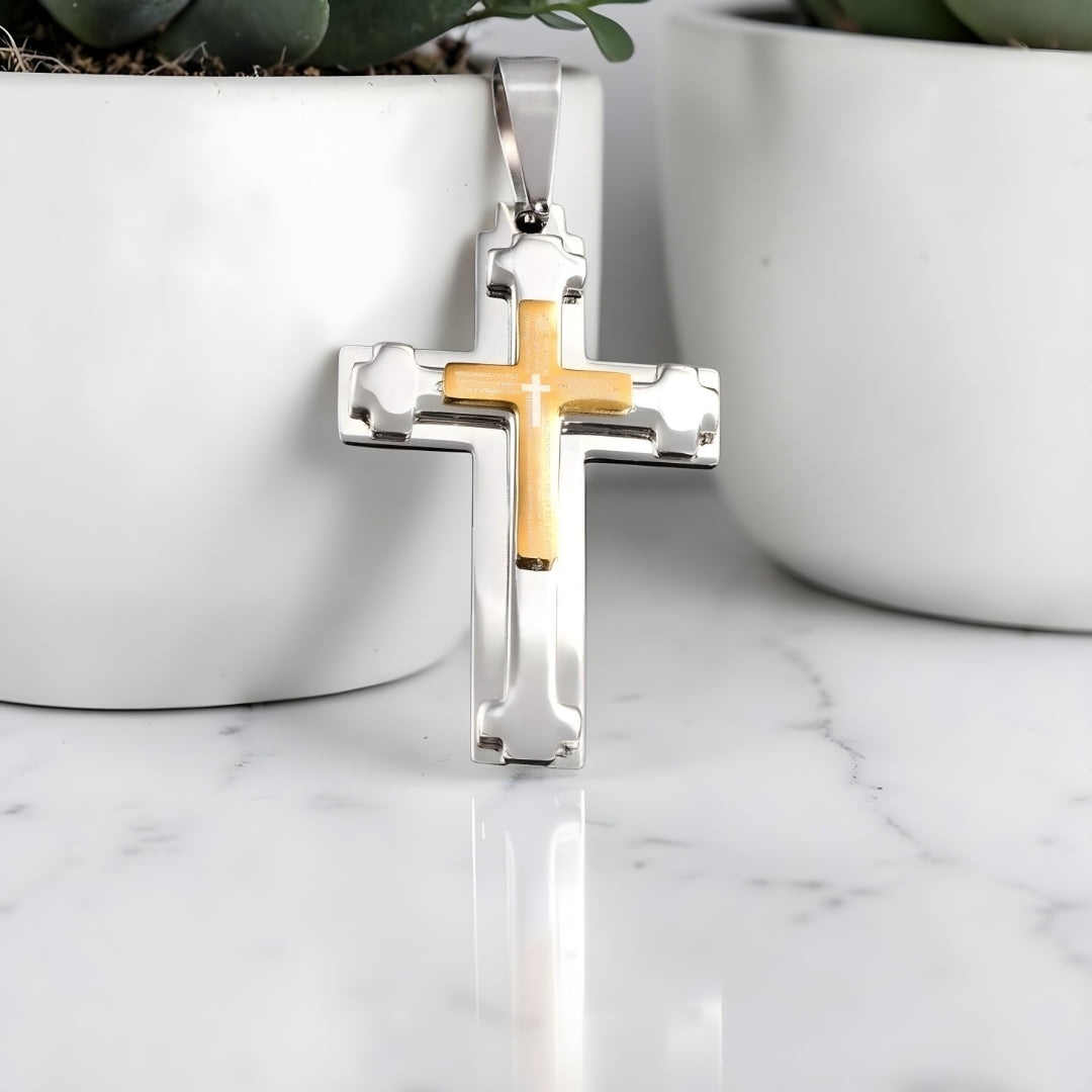 Collier homme, pendentif croix L'Architecte de Foiargent dore table marbre variante