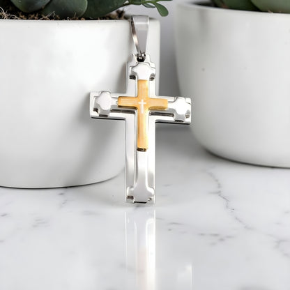 Collier homme, pendentif croix L'Architecte de Foiargent dore table marbre variante