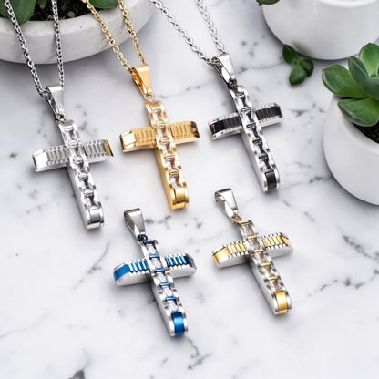 Collier homme, pendentif croix "L'Armure de Lumière" choix de 4 couleurs table marbre plantes