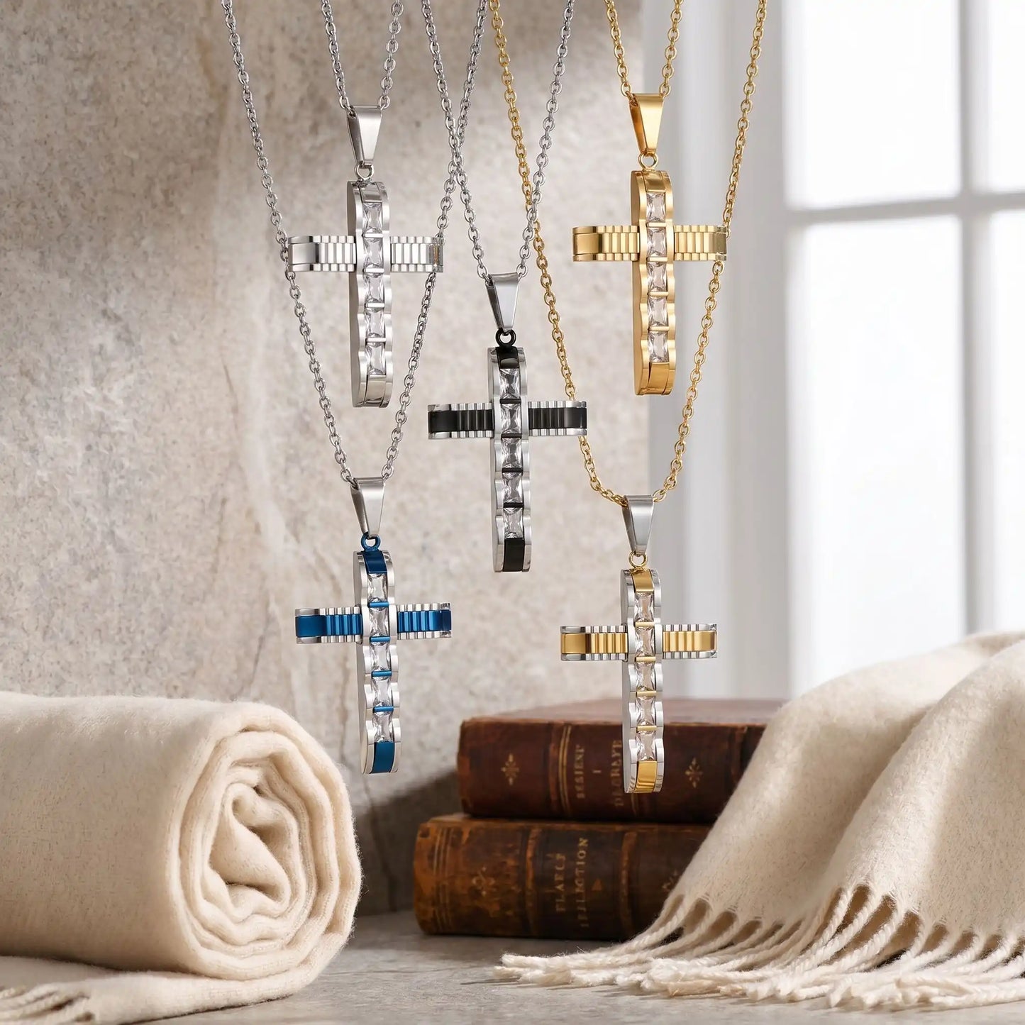 Collier homme, pendentif croix "L'Armure de Lumière" groupe de croix cinq variantes suspendues
