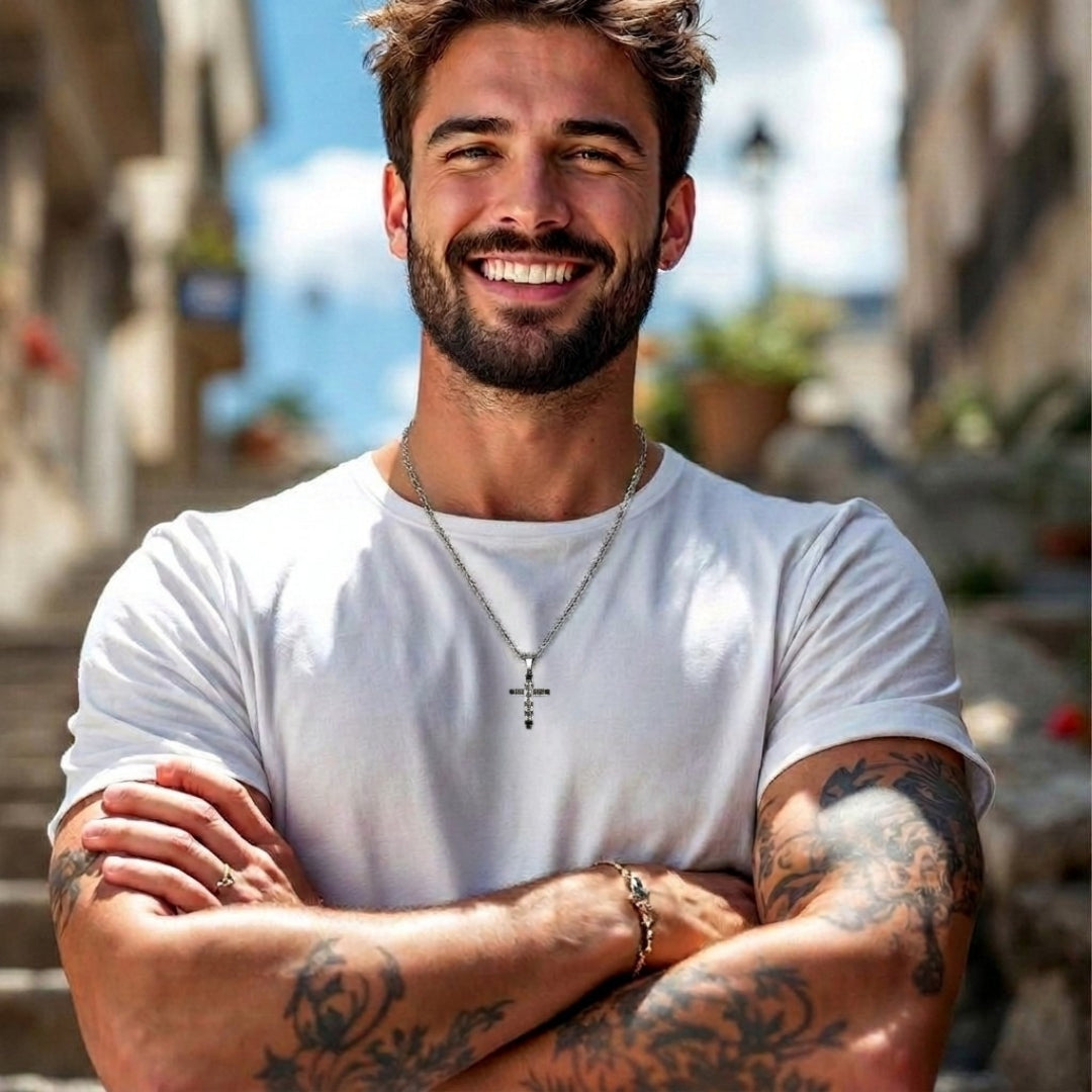 Collier homme, pendentif croix "L'Armure de Lumière" noire t-shirt blanc escalier