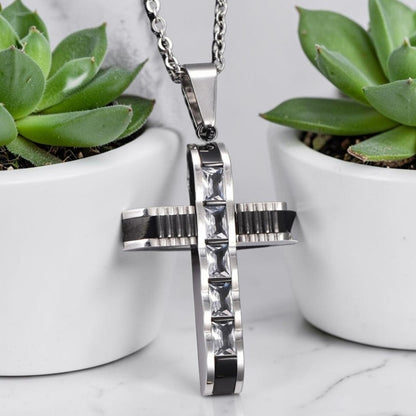 Collier homme, pendentif croix "L'Armure de Lumière" variante noire