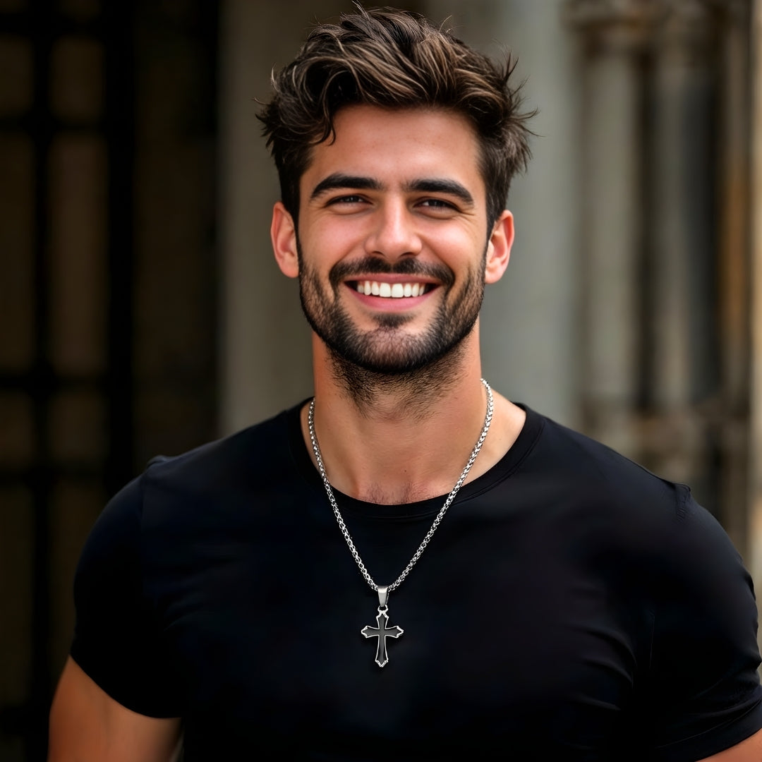 Collier homme, pendentif croix "L'Héritage Royal"  argent t shirt noir