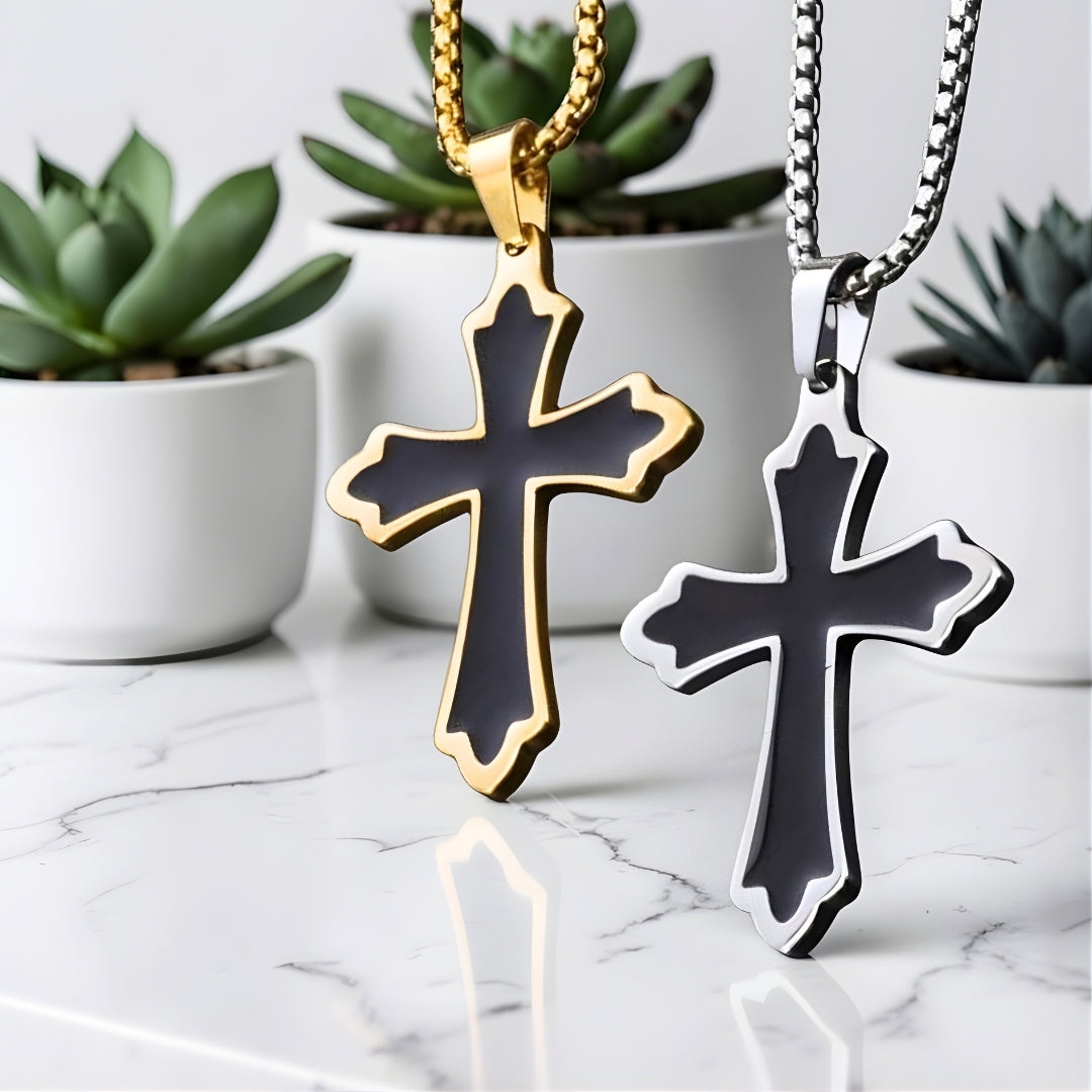 Collier homme, pendentif croix "L'Héritage Royal"  dore argent presentation angle table marbre pots plantes