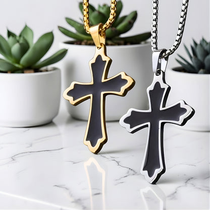 Collier homme, pendentif croix "L'Héritage Royal"  dore argent presentation angle table marbre pots plantes