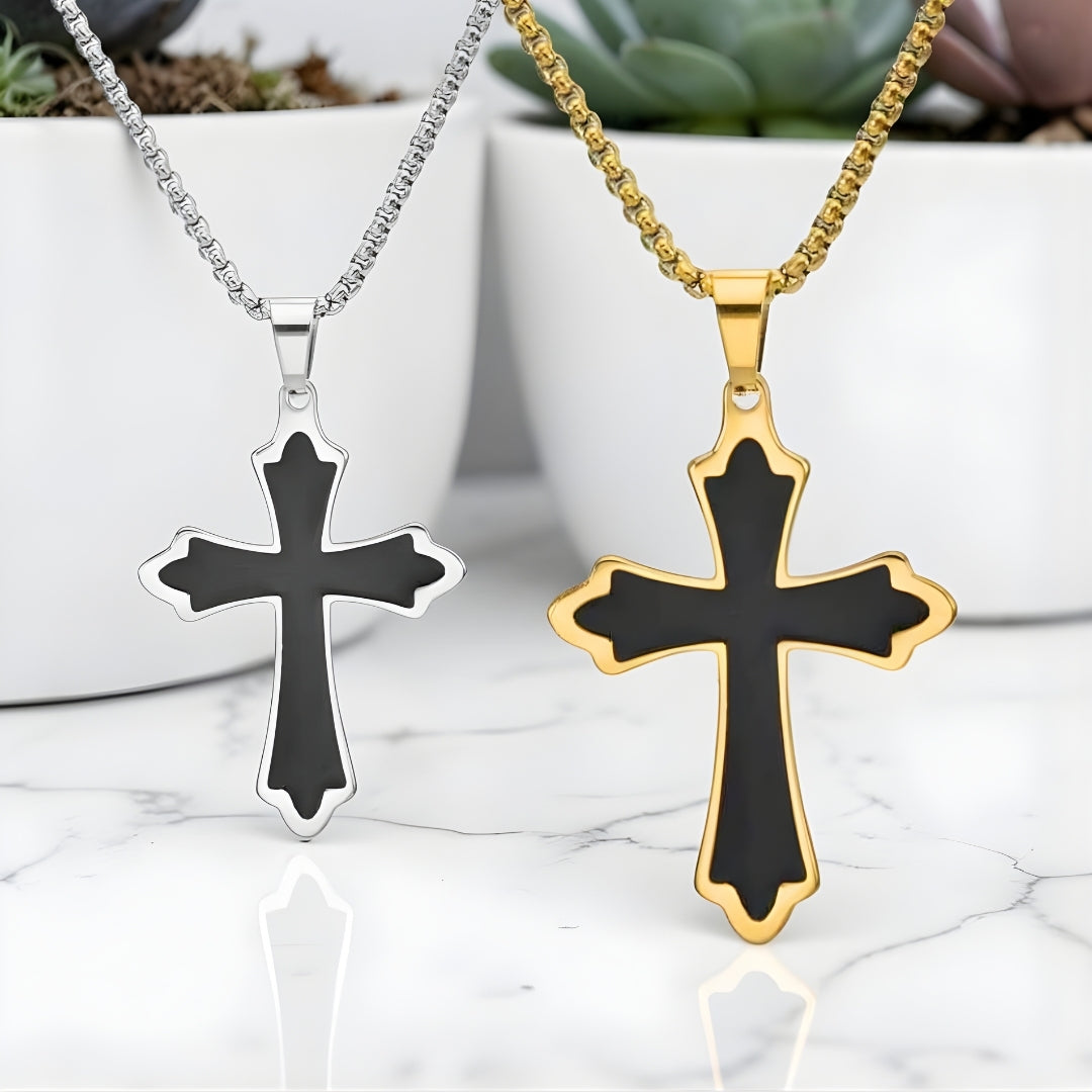Collier homme, pendentif croix "L'Héritage Royal"  dore argent presentation perspective table marbre pots plantes