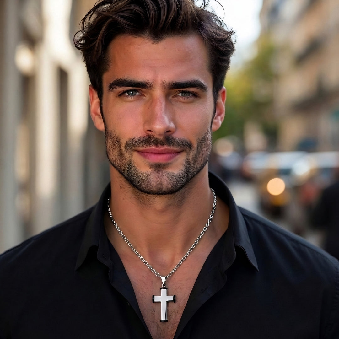 Collier homme, pendentif croix "L'Icone Horizon" argent noir chemise noire