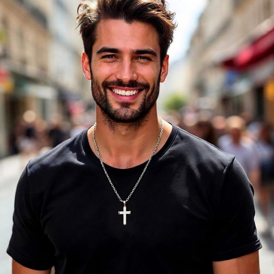 Collier homme, pendentif croix "L'Icone Horizon" argent noir t-shirt noir