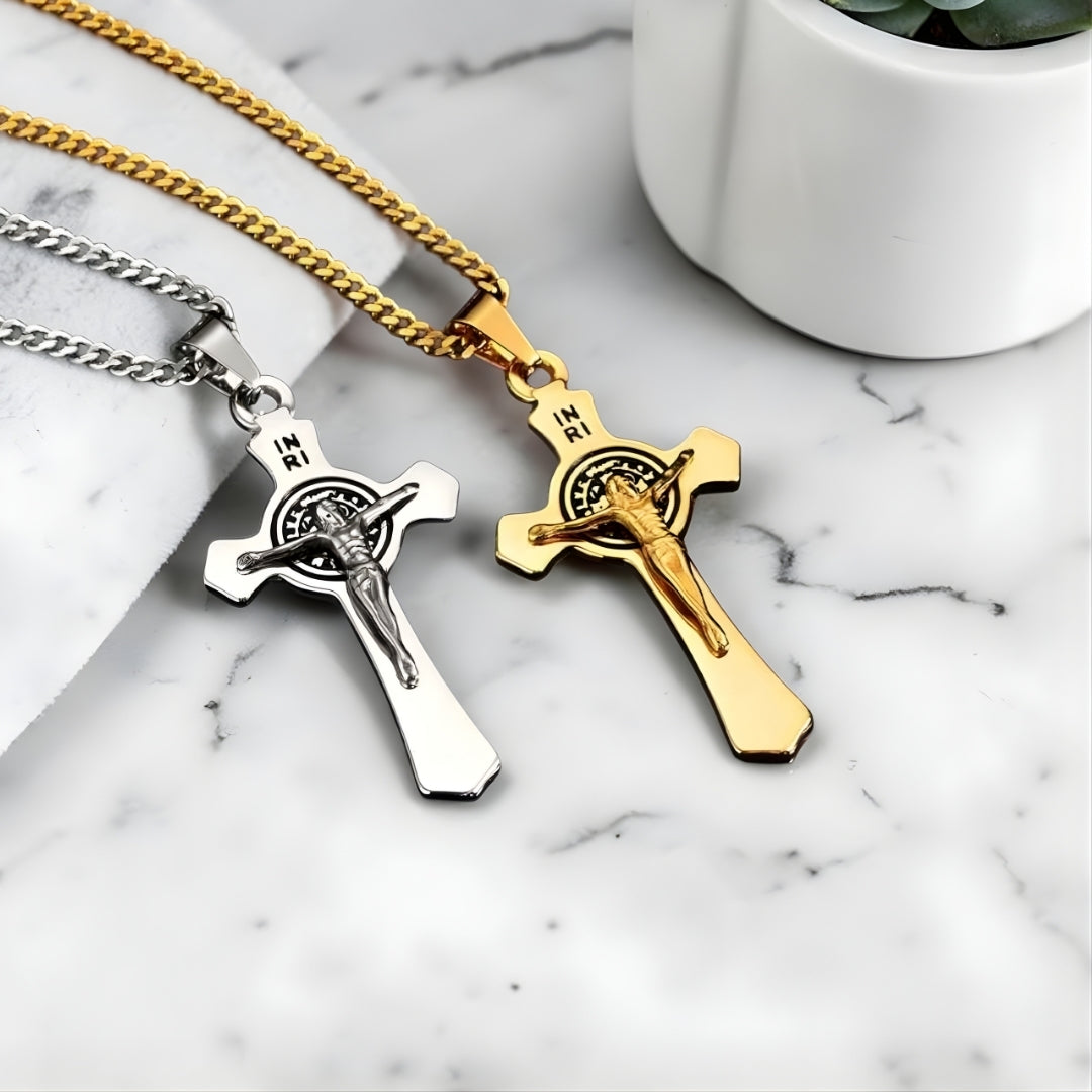 Collier homme pendentif croix Le Crucifère de Saint-Benoît argent doré table marbre 