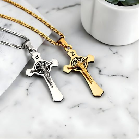 Collier homme pendentif croix Le Crucifère de Saint-Benoît argent doré table marbre 