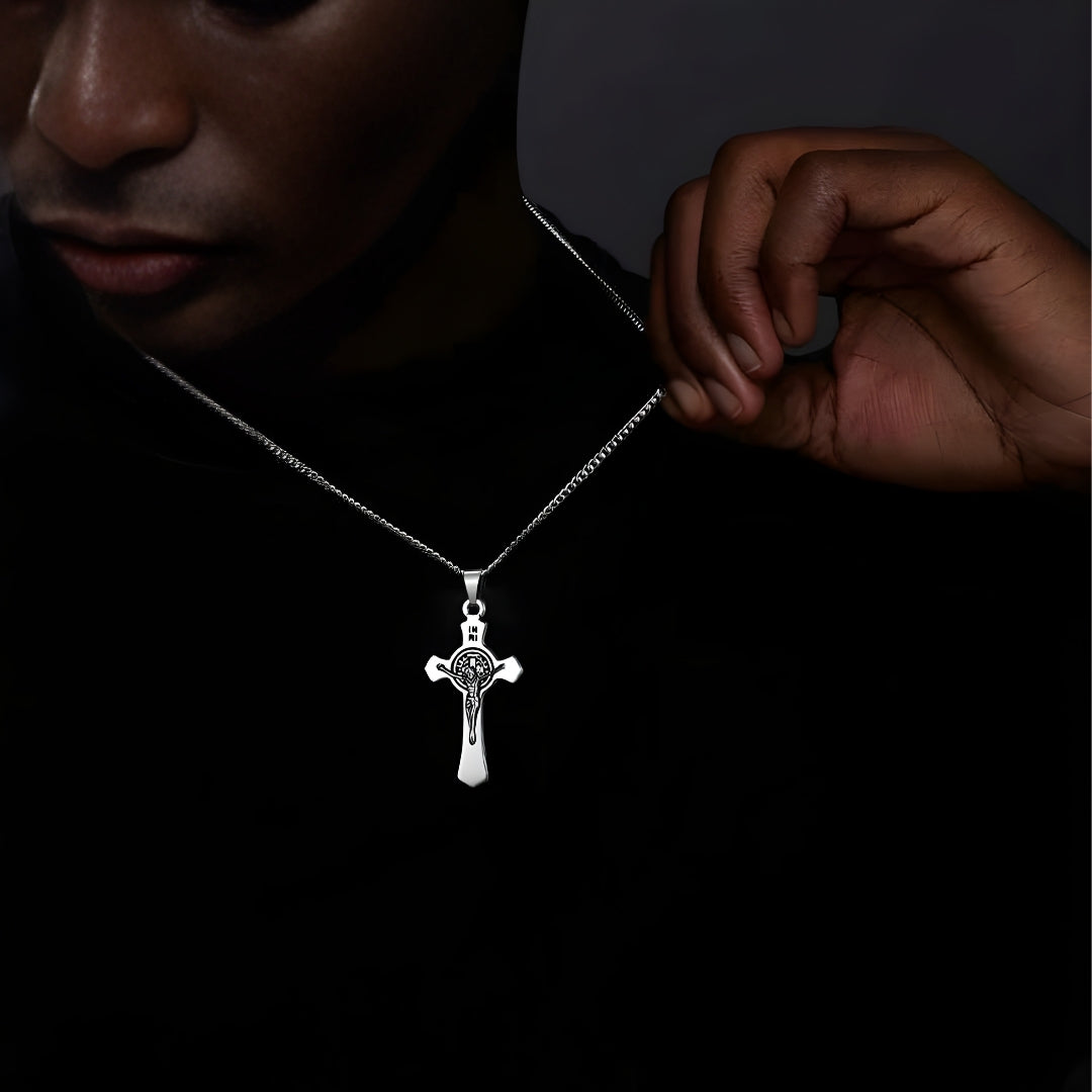 Collier homme pendentif croix Le Crucifère de Saint-Benoît argent homme noir 