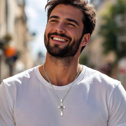 Collier homme pendentif croix Le Crucifère de Saint-Benoît argent t shirt blanc