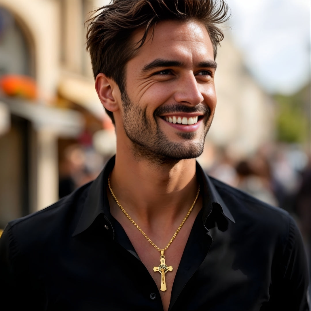 Collier homme pendentif croix Le Crucifère de Saint-Benoît dore chemise noir