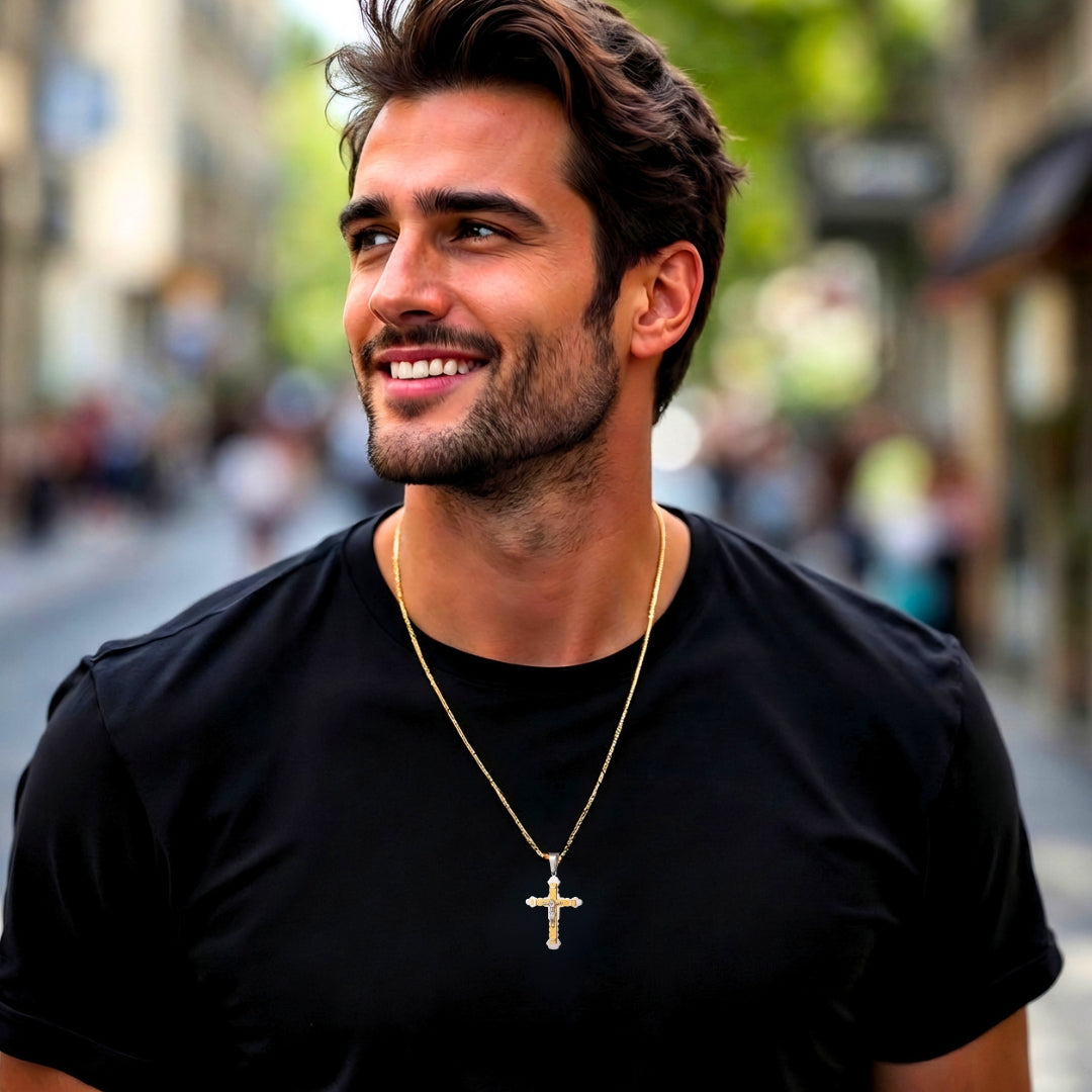 Collier homme, pendentif croix Le Crucifix Baroque à Double Superposition bicolore t-shirt noir