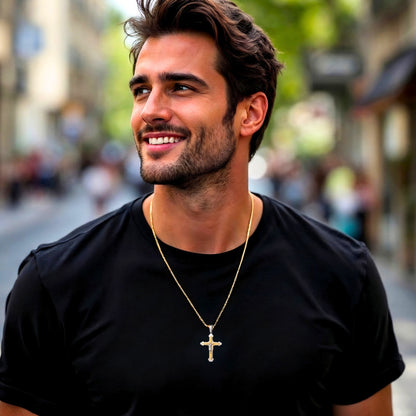 Collier homme, pendentif croix Le Crucifix Baroque à Double Superposition bicolore t-shirt noir