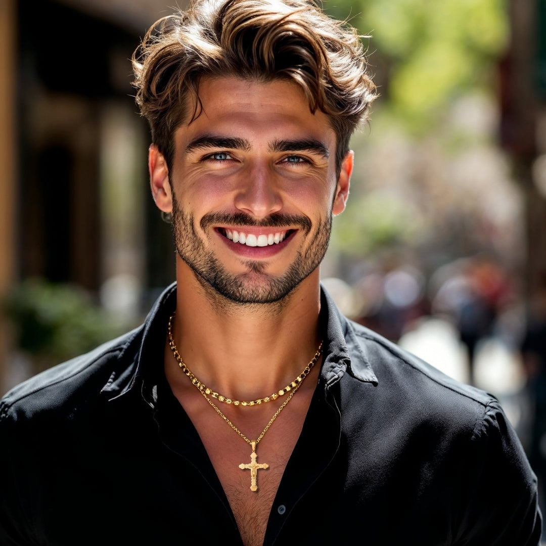 Collier homme, pendentif croix Le Crucifix Baroque à Double Superposition dore chemise noire