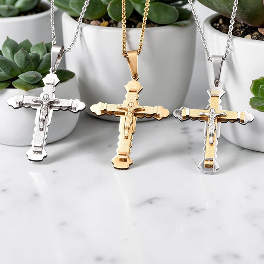 Collier homme, pendentif croix Le Crucifix Baroque à Double Superposition trois variantes table marbre