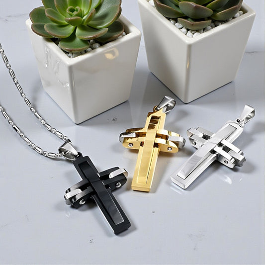 Collier homme, pendentif croix MODERN CROSS™ dore noir argent table marbre