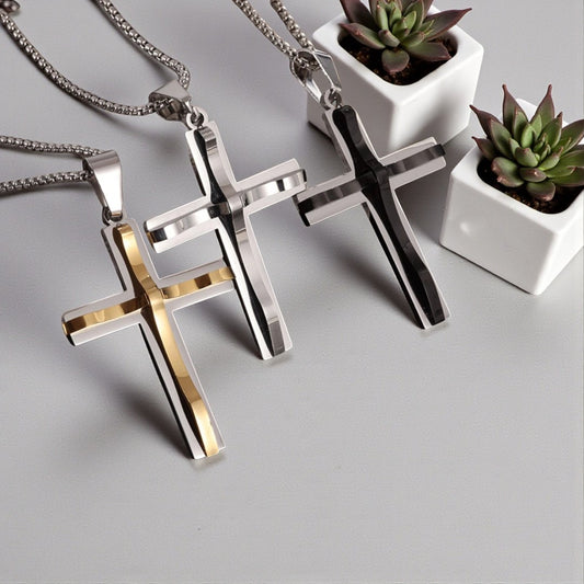 Collier homme, pendentif croix RAISED CROSS™ variantes doree argentee noire table blanche