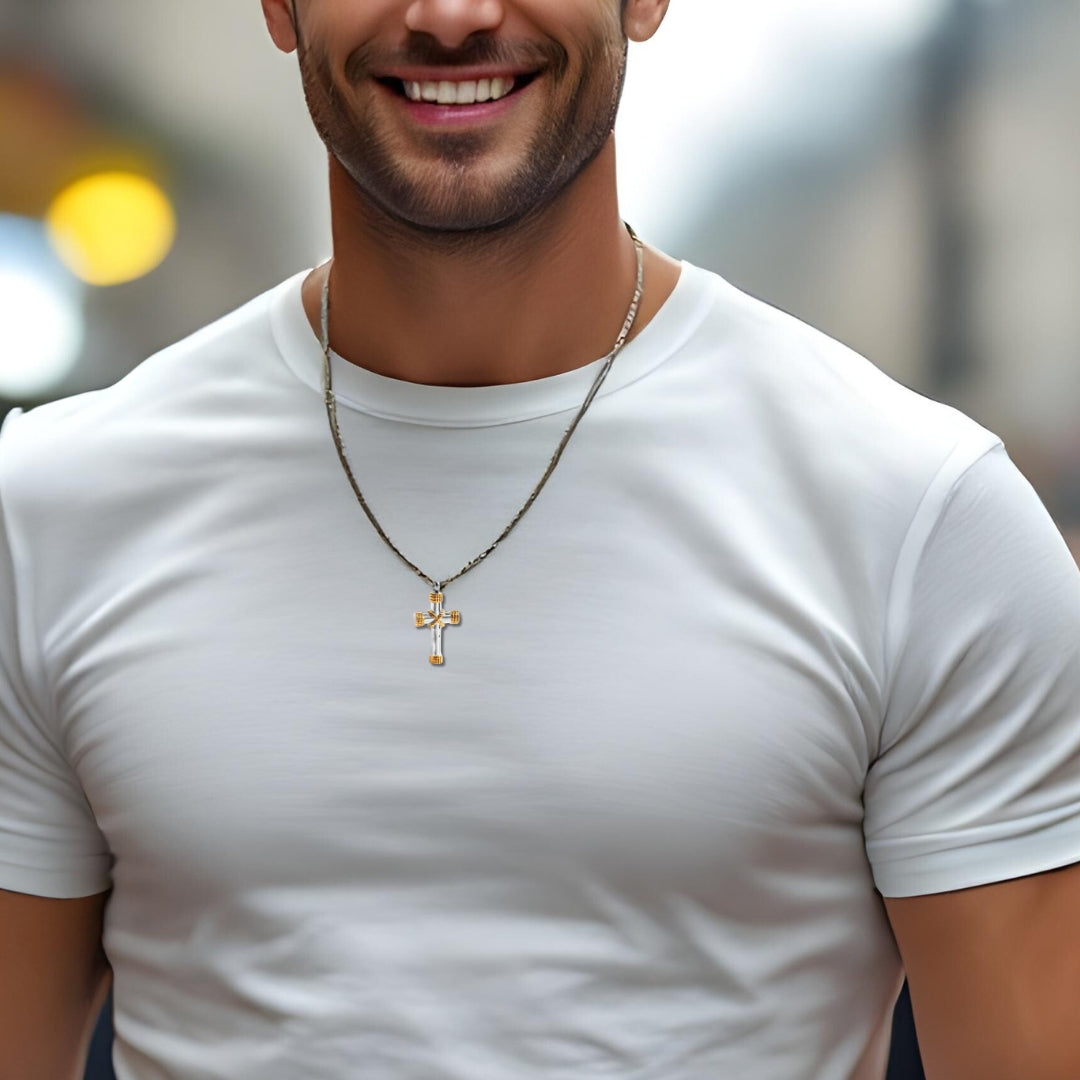 Collier homme, pendentif croix ROPICROSS™ argent dore t-shirt blanc