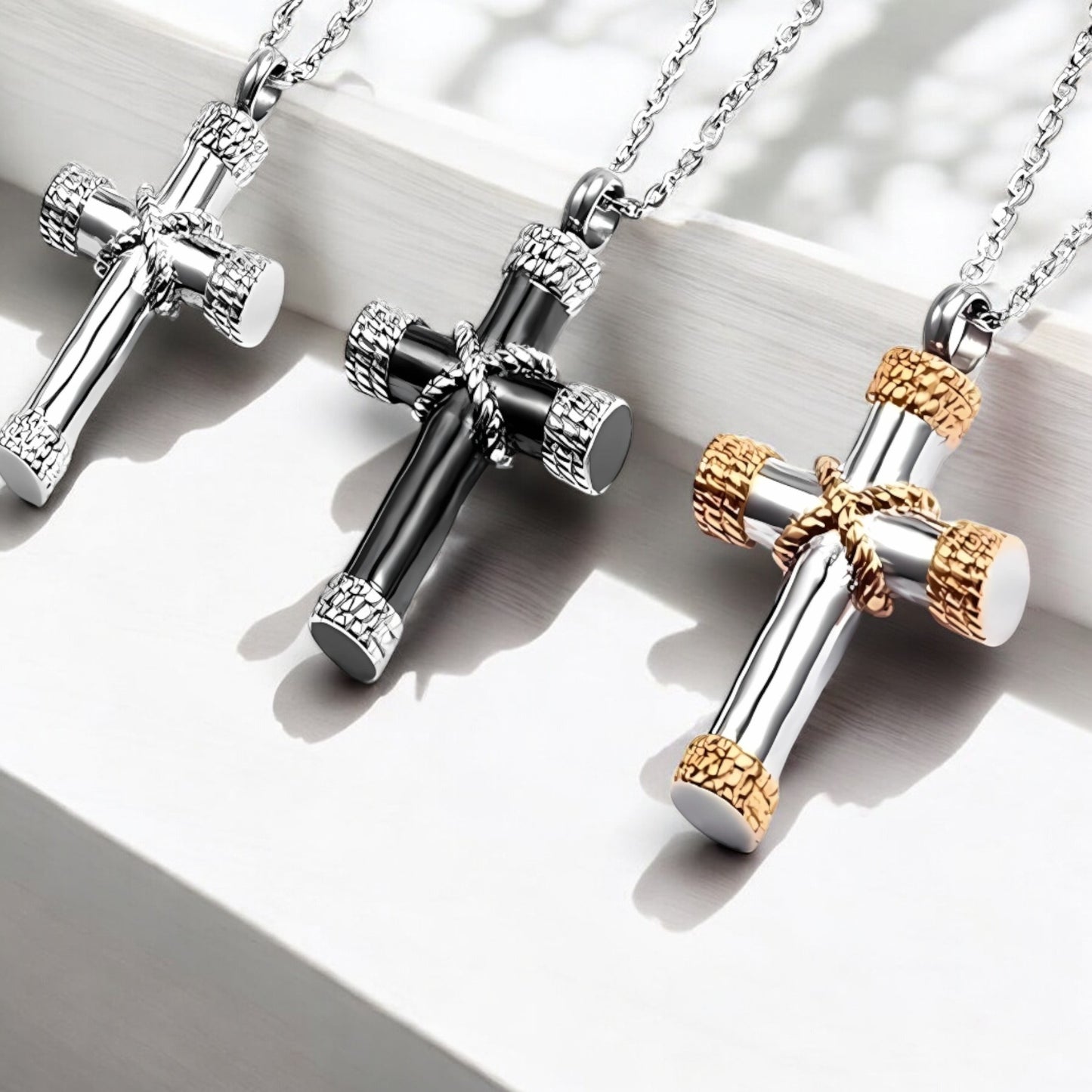 Collier homme, pendentif croix ROPICROSS™ presentation maison blanc