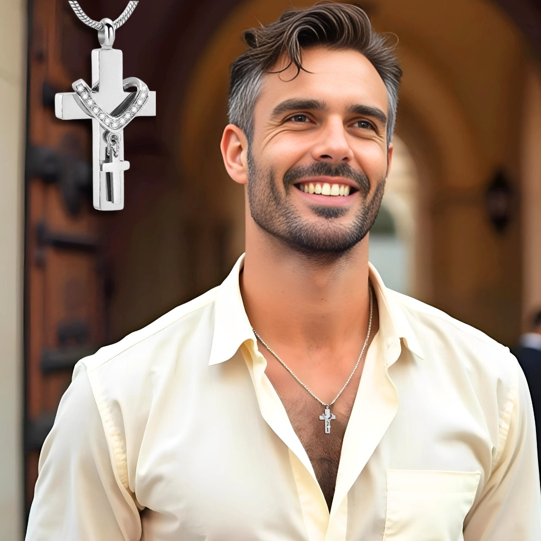 Collier homme, pendentif croix SHINY SOUVENIR CROSS™ argent chemise beige eglise 