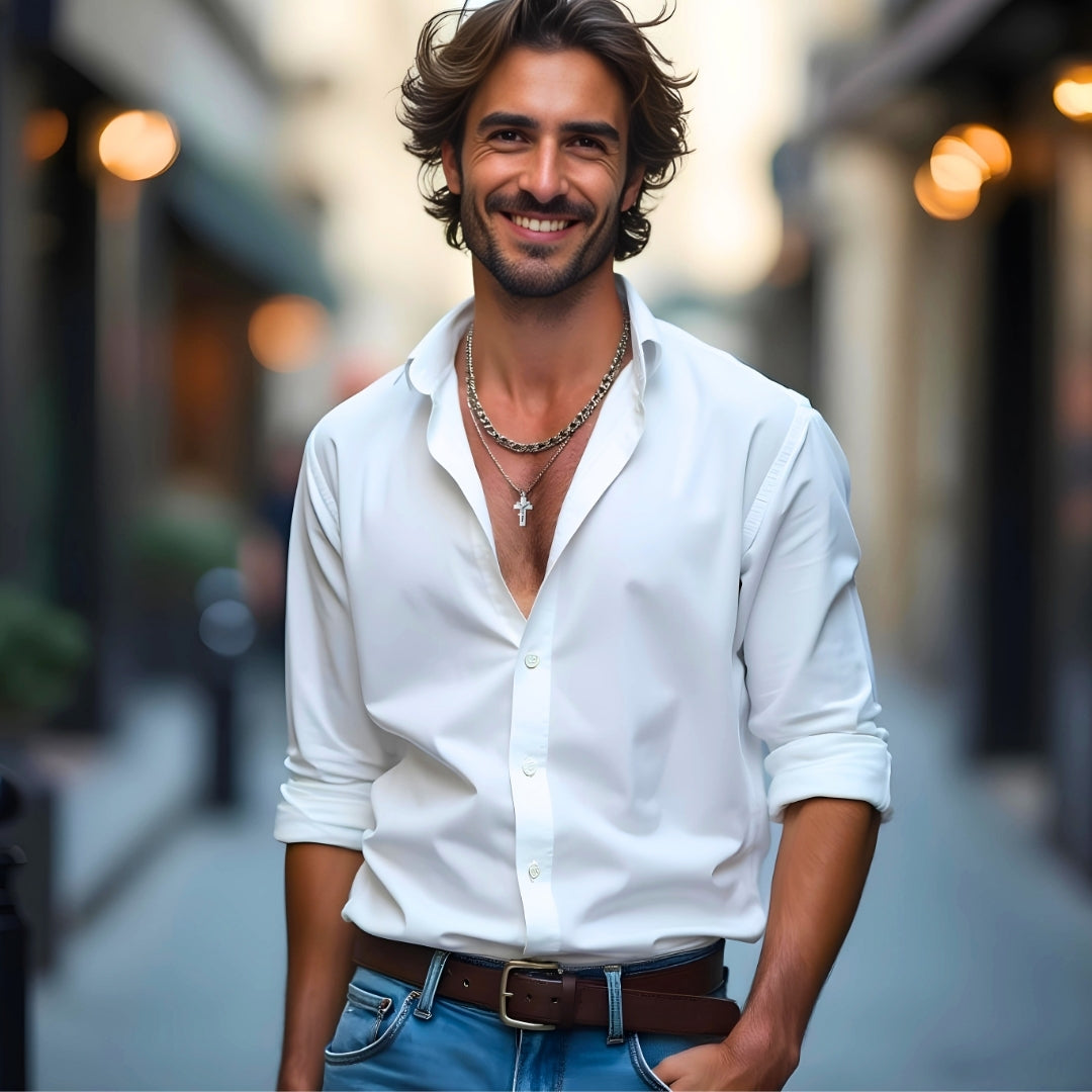 Collier homme, pendentif croix SHINY SOUVENIR CROSS™ argent chemise blanche rue collier