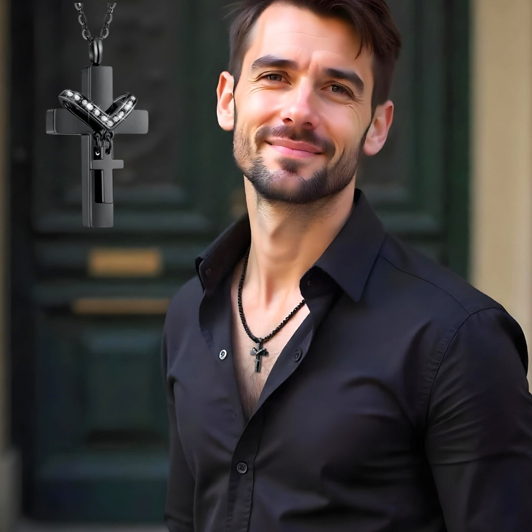 Collier homme, pendentif croix SHINY SOUVENIR CROSS™ noire chemise noire portes eglise