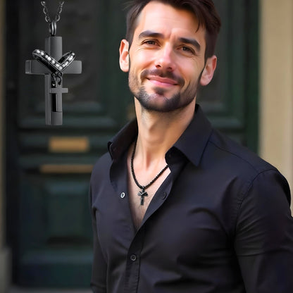 Collier homme, pendentif croix SHINY SOUVENIR CROSS™ noire chemise noire portes eglise
