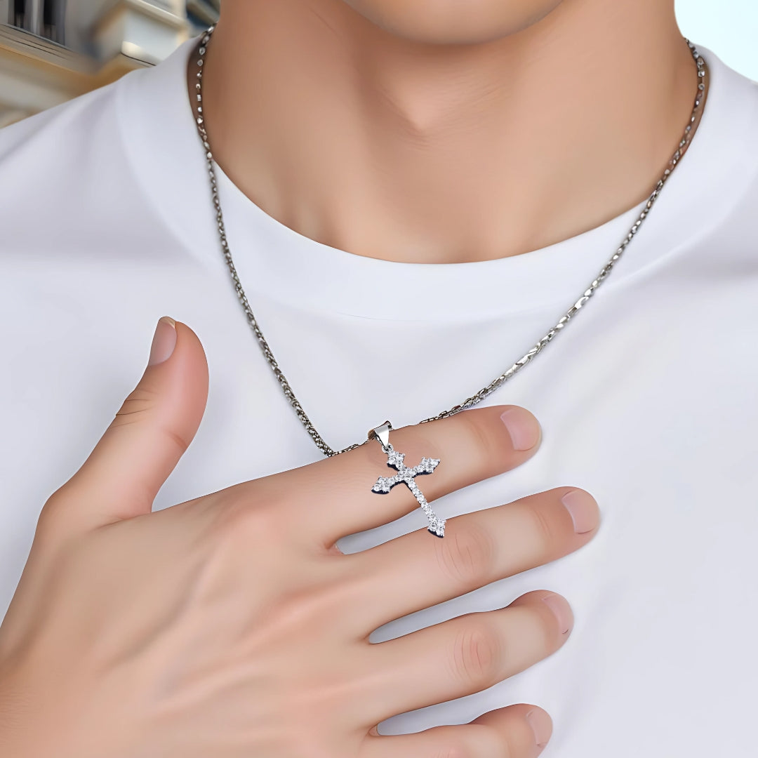 Collier homme, pendentif croix STRASSCROSS™t-shirt blanc main 