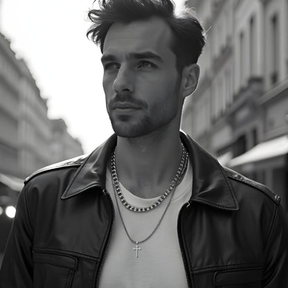 Collier homme, pendentif croix STRASSCROSS™ t-shirt blanc veste cuir batiments